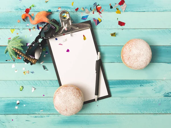 Çörekler Karnaval Malzemeleriyle Turkuaz Karnaval Arka Planı — Stok fotoğraf