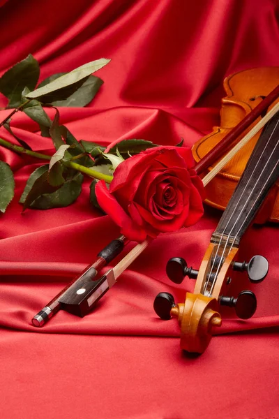 Violino Violino Rosa Rossa Sdraiati Sul Perfetto Tessuto Raso Rosso — Foto Stock