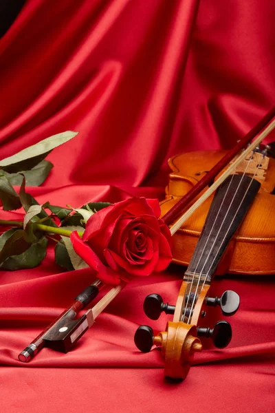 Violino Violino Rosa Rossa Sdraiati Sul Perfetto Tessuto Raso Rosso — Foto Stock