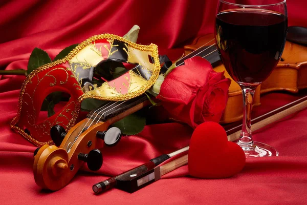 Violino Violino Máscara Teatro Coração Vermelho Copo Vinho Rosa Vermelha — Fotografia de Stock