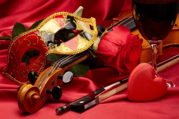 Violino Violino Máscara Teatro Coração Vermelho Copo Vinho Rosa Vermelha — Fotografia de Stock