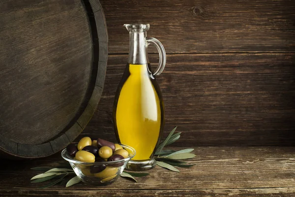 瓶特级处女健康橄榄油与桶背景 — 图库照片