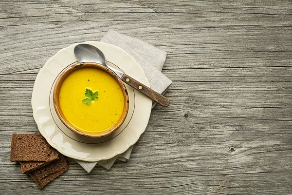 健康南瓜和姜黄或姜黄奶油汤在木背景 — 图库照片