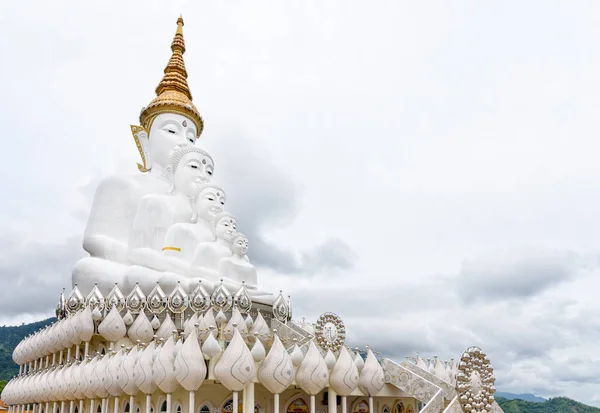 Estatua Buda Tiene Cinco Cuerpos Blancos Grandes Montaña Rodeada Naturaleza — Foto de Stock