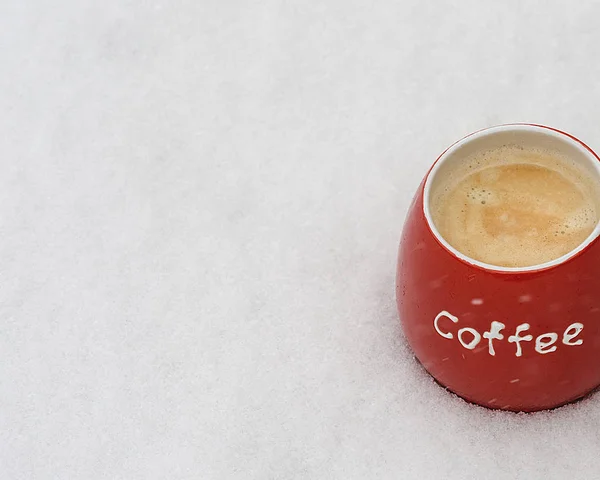 Rote Keramiktasse Mit Schwarzem Kaffee Auf Weißem Schnee Nahaufnahme — Stockfoto