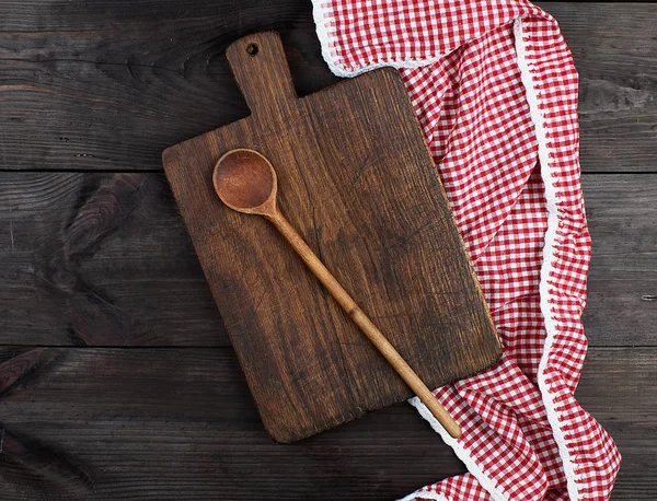 Tabla Cortar Cocina Madera Muy Antigua Vacía Una Toalla Roja — Foto de Stock