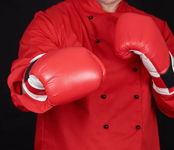 Koch Roter Uniform Und Ledernen Boxhandschuhen Regal Schwarzer Hintergrund — Stockfoto