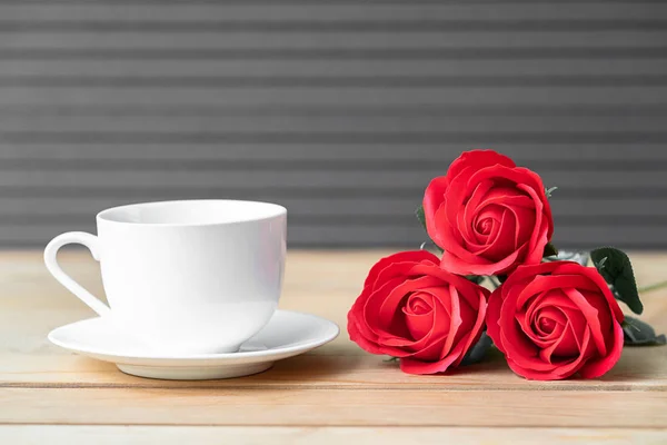 Červená Růže Šálek Kávy Pozadí Dřeva Valentine Koncept — Stock fotografie