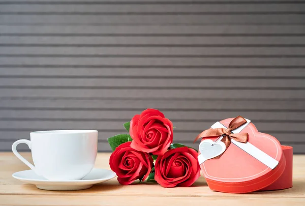 Nahaufnahme Rote Rosen Und Geschenkbox Mit Kaffeetasse Auf Holzhintergrund Valentinstag — Stockfoto