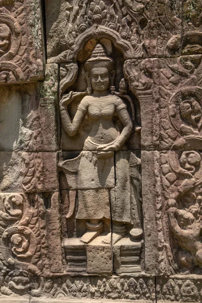 Statua Dell Uomo Sorridente Sul Muro Del Tempio — Foto Stock