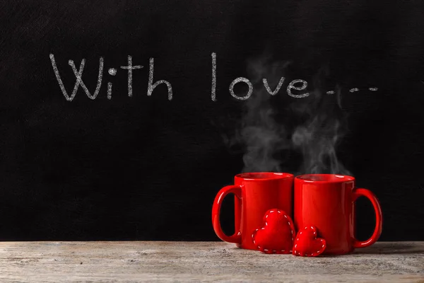 발렌타인 빨간색 머그컵 하트와 손으로 텍스트 — 스톡 사진