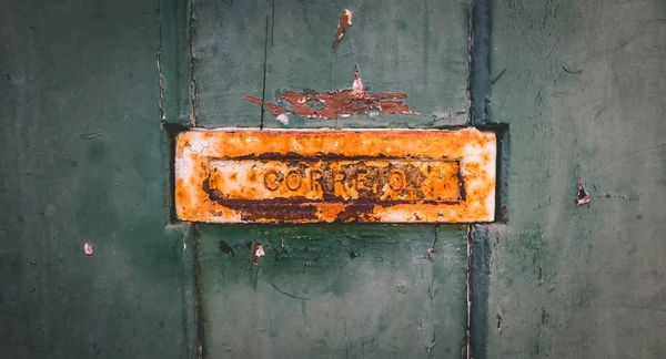 Vecchia Cassetta Postale Portoghese Arrugginita Una Porta Legno Usurata Dove — Foto Stock