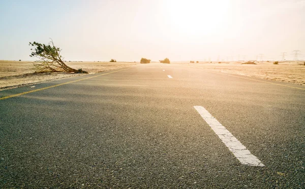 在乌埃迪拜附近的一条沙漠公路上 沙子正在吹 — 图库照片