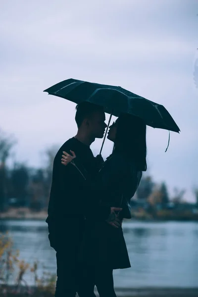 Joven Pareja Pie Bajo Sombrilla Oscura — Foto de Stock