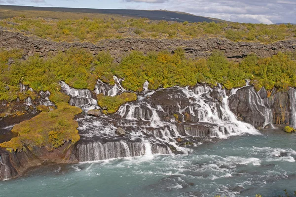 Dramatiska Hraunfossar Falls Streaming Från Lava Field Nära Husafell Island Royaltyfria Stockbilder
