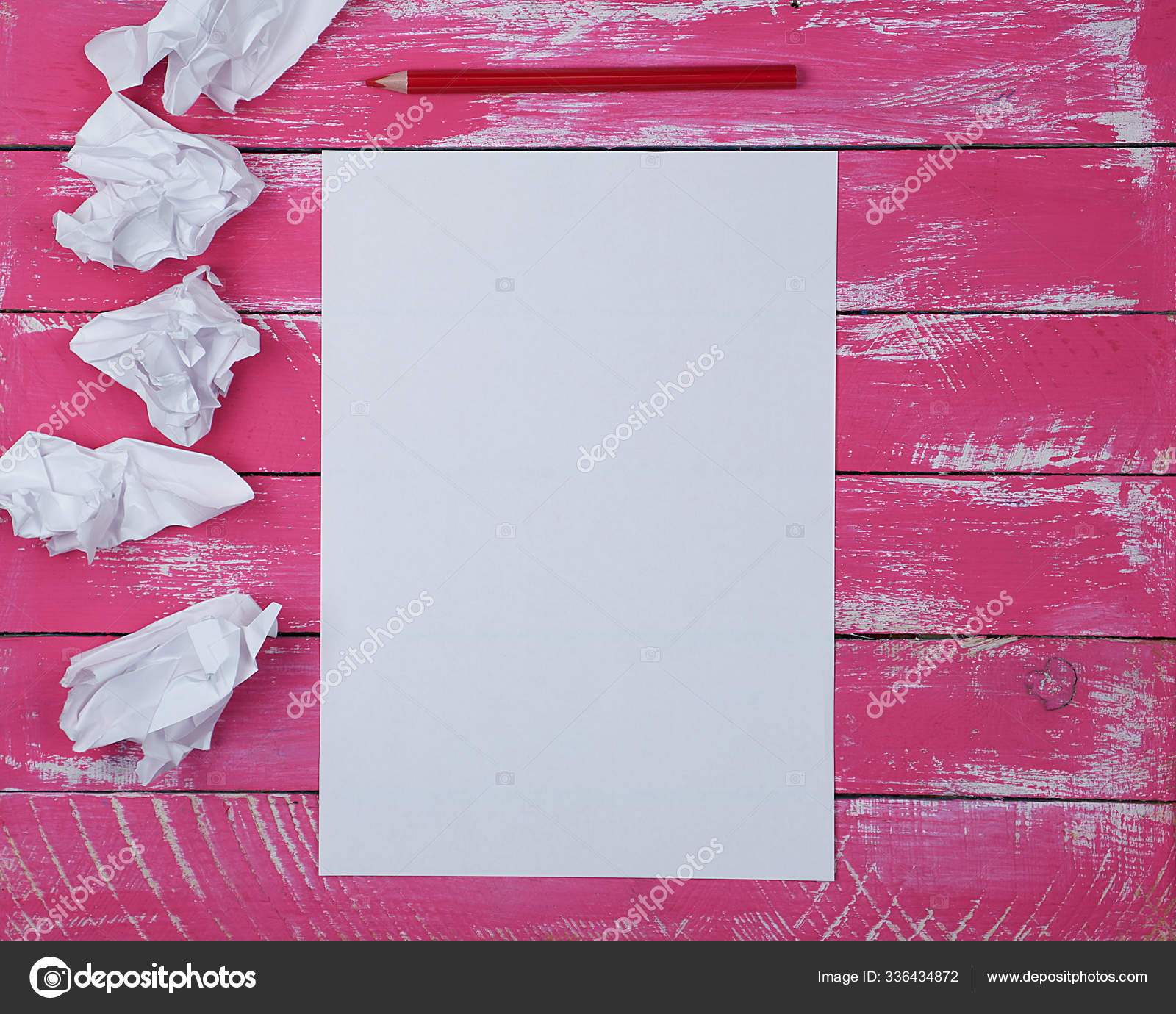 papel de nota branco sobre um fundo rosa. uma folha de papel de