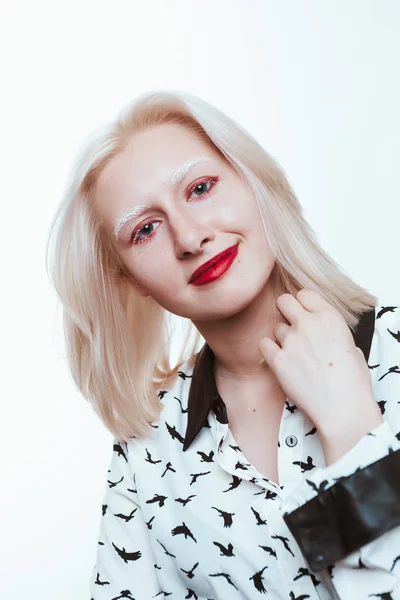 Porträt Blonde Albino Mädchen Studio Auf Weißem Hintergrund — Stockfoto