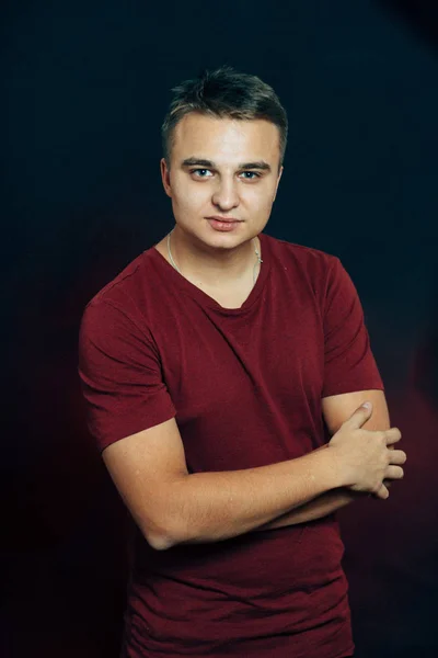Portret Van Een Jonge Man Een Donkere Achtergrond — Stockfoto