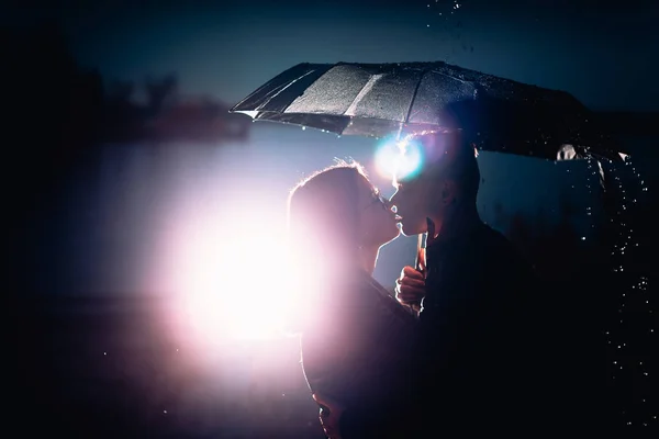 Joven Hombre Mujer Bajo Paraguas Lluvia — Foto de Stock