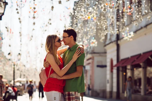 Girl Guy Background Alley Garlands — Stock Photo, Image