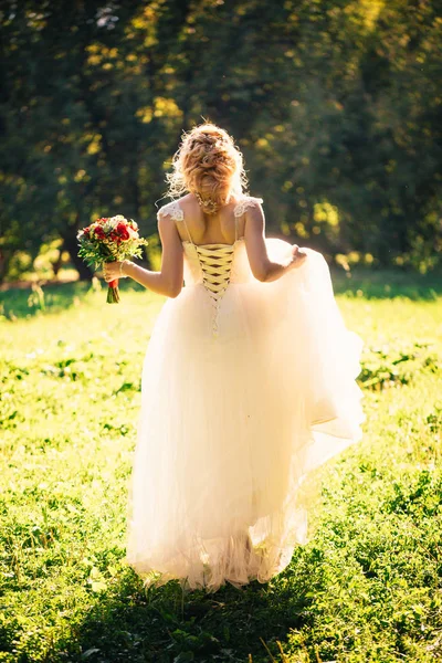 Kerti Háttérben Gyönyörű Fiatal Menyasszony — Stock Fotó