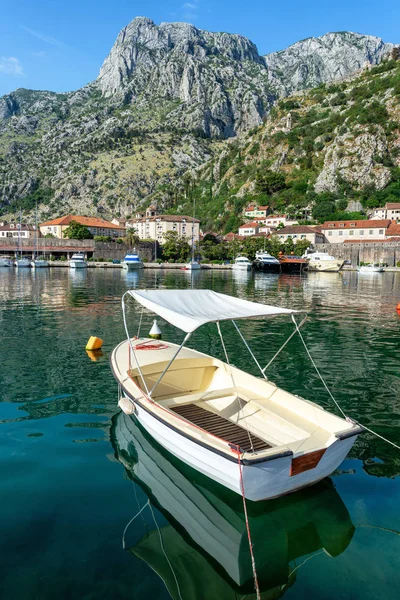 Bateaux Dans Baie Kotor Avec Des Montagnes Élevant Dessus Ville — Photo