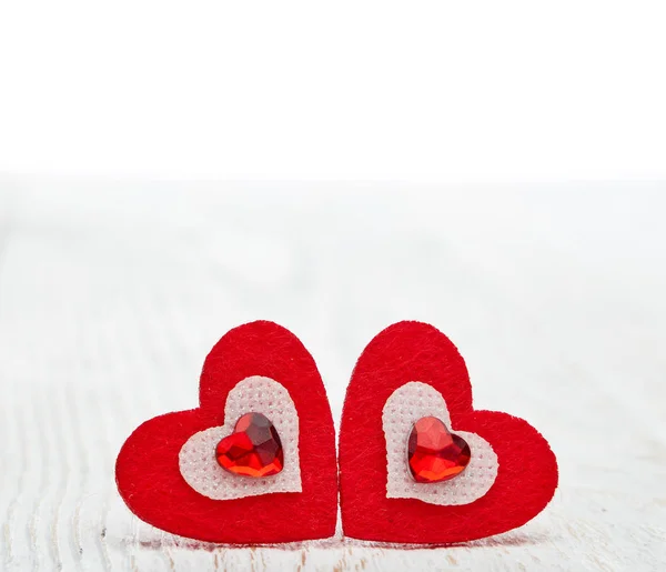 Két Dekoratív Szív Áll Egy Könnyű Felületen Fénymásoló Hellyel Valentin — Stock Fotó