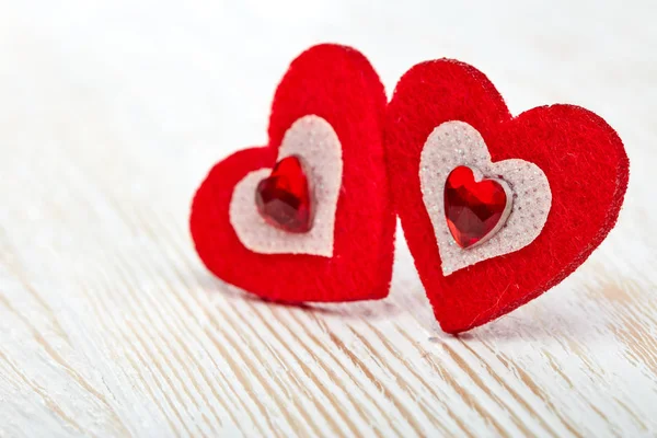 Twee Decoratieve Hartjes Een Lichte Houten Achtergrond Valentijnskaart Design Element — Stockfoto