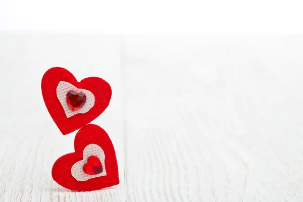 Két Dekoratív Szív Egy Könnyű Háttér Másolási Hellyel Valentin Napi — Stock Fotó