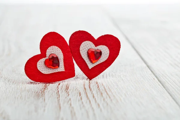 Twee Decoratieve Hartjes Een Lichte Houten Achtergrond Valentijnskaart Design Element — Stockfoto