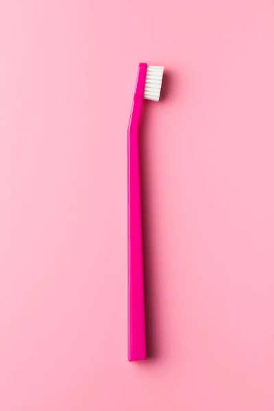 Kleurrijke Tandenborstel Roze Achtergrond Bovenaanzicht — Stockfoto