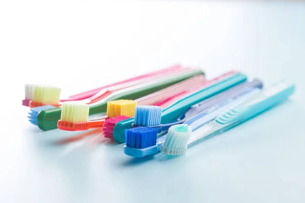 Escovas Dentes Coloridas Fundo Azul — Fotografia de Stock