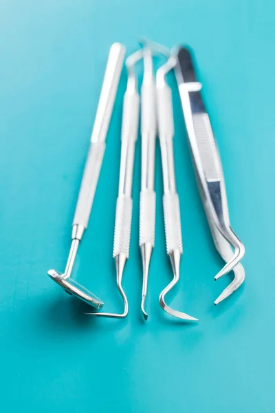 Tandheelkundige Instrumenten Tandartsen Tools Blauwe Achtergrond — Stockfoto