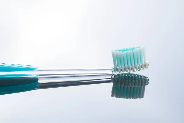 鏡の背景にカラフルな歯ブラシ — ストック写真