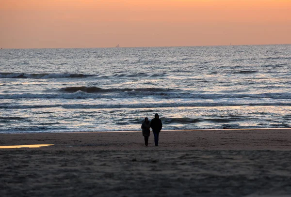 Чоловік Жінка Ходять Пляжі Заході Сонця — стокове фото