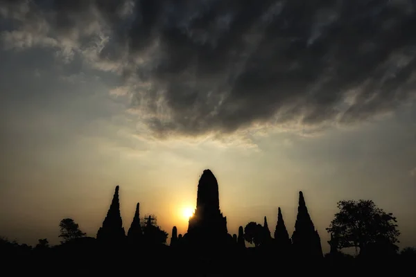 ワット河岸の夕日シルエット プラーンし 仏舎利塔形タイ アユタヤにチャペル — ストック写真