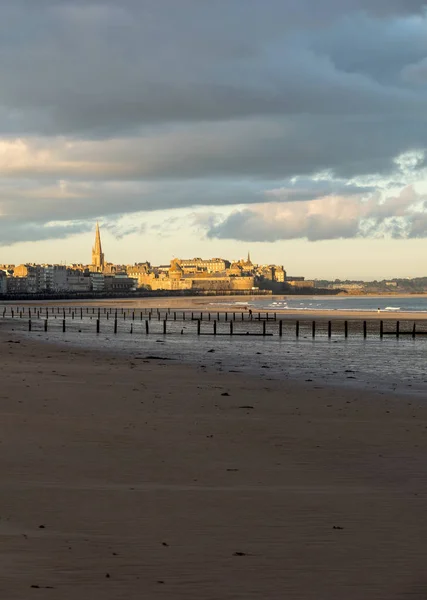 Plage Sillon Daki Sabah Işığı Duvarlarla Çevrili Şehir Saint Malo — Stok fotoğraf