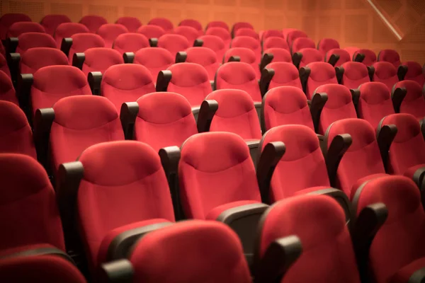 Baris Kursi Merah Dalam Aula Bioskop — Stok Foto