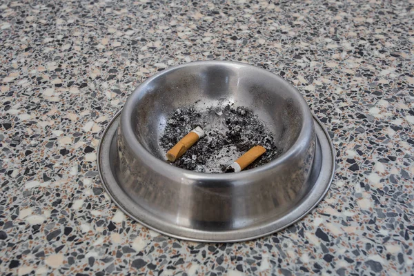 Tütsülenmiş Sigaralı Kül Tablası Kötü Alışkanlık Konsepti — Stok fotoğraf