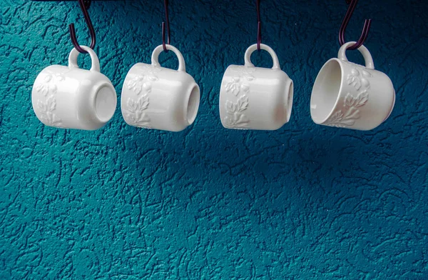 Kaffeetassen Hängen Haken Der Blauen Küchenwand Modernes Interieur — Stockfoto