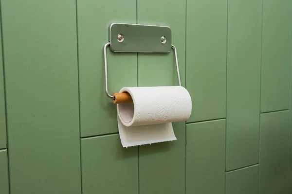 Gulungan Putih Dari Tisu Toilet Lembut Dengan Rapi Tergantung Pada — Stok Foto