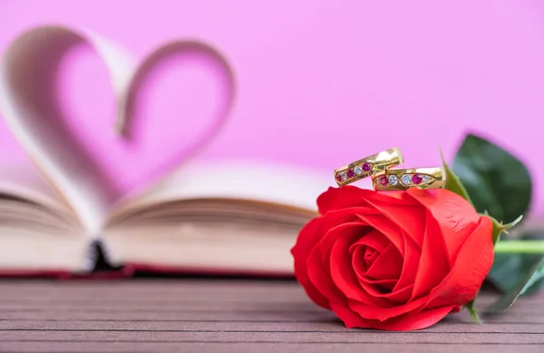Páginas Libro Curvadas Forma Corazón Rosa Roja Concepto Amor Forma — Foto de Stock