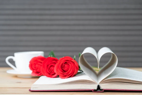 Página Livro Curvada Forma Coração Rosa Vermelha Conceito Amor Forma — Fotografia de Stock