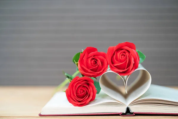 Páginas Libro Curvadas Forma Corazón Rosa Roja Concepto Amor Forma — Foto de Stock