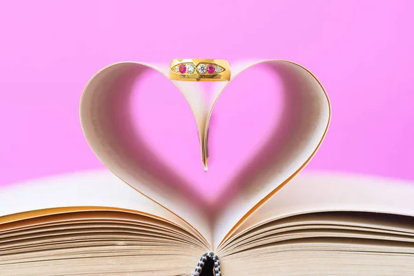 Páginas Livro Curvado Forma Coração Anel Casamento Conceito Amor Forma — Fotografia de Stock
