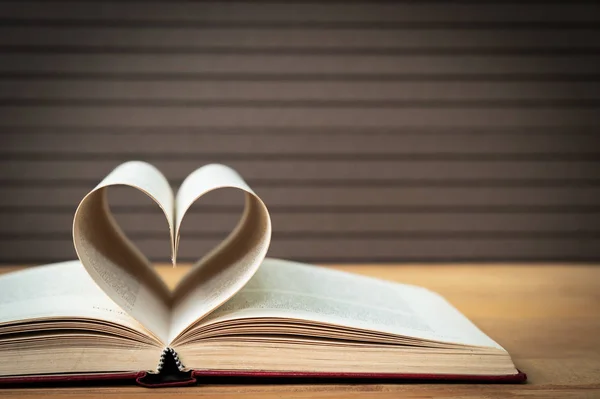 Páginas Libro Curvadas Forma Corazón Concepto Amor Forma Corazón Páginas — Foto de Stock