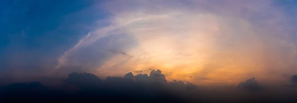 Panorama Sonnenuntergang Mit Flauschigen Wolken Abendhimmel Sonnenlicht Mit Dramatischen Wolken — Stockfoto