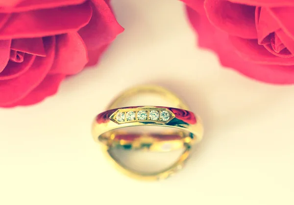 Rote Kunststoffrosen Auf Weißem Hintergrund Hochzeitskonzept Mit Rosen Und Goldringen — Stockfoto