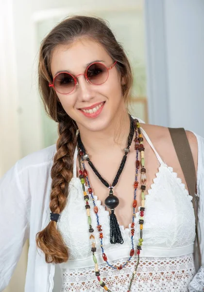 Retrato Bela Menina Hippie Sorridente — Fotografia de Stock