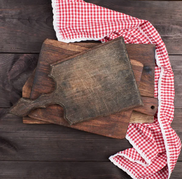 Viejas Tablas Cortar Cocina Madera Una Toalla Roja Una Mesa — Foto de Stock